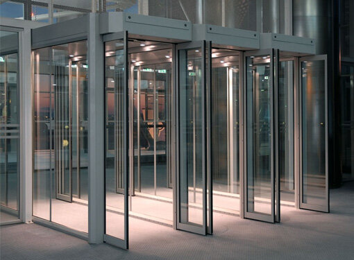 Deur- en sluissystemen voor éénrichtingsverkeer