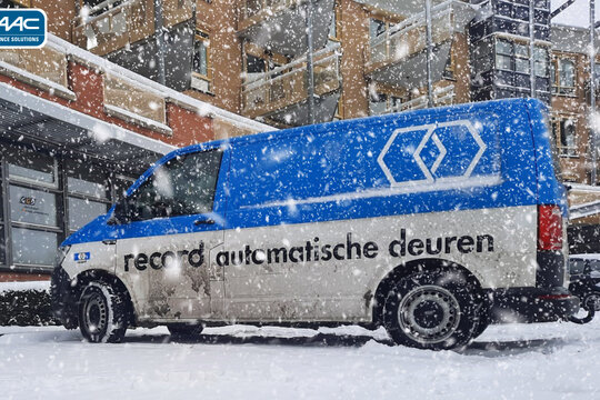 FAAC Automatische Deuren (Voorheen Record Automatische Deuren) bus / bedrijfswagen in sneeuw