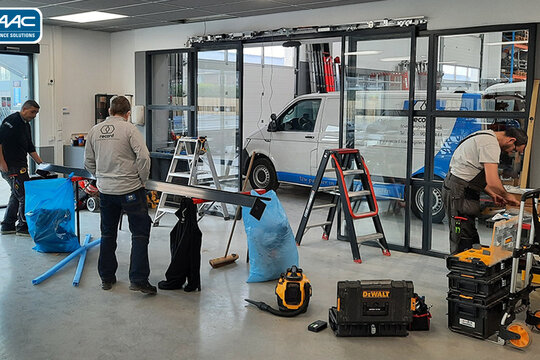 Hamid, Youssef en Vincent druk met maatwerk voor de installatie van de automatische schuifdeuren