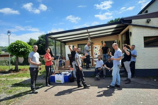 FAAC Automatische Deuren helpt Limburg met opruimen na overstromingen 