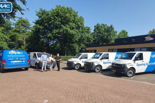 | Start uitrol nieuwe huisstijl; Onze nieuwe bussen!