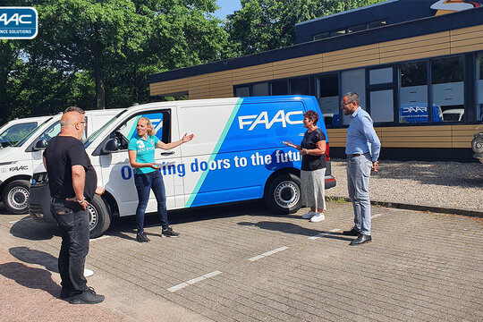 | Start uitrol nieuwe huisstijl; Onze nieuwe bussen!