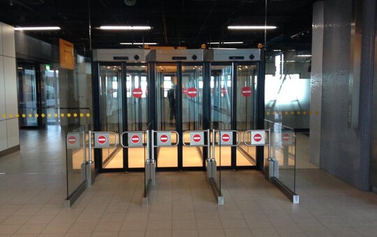 record FlipFlow TRIPLE – Eenrichtingsverkeer beveiligingssluis met toegangscontrole systeem & hoog doorvoervolume