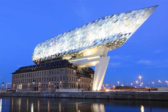 Speciale onder een hoek geplaatste deur voor Havenhuis Antwerpen, België.