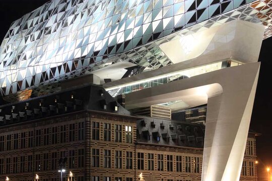 Speciale onder een hoek geplaatste deur voor Havenhuis Antwerpen, België.