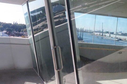 Speciale onder een hoek geplaatste deur voor Havenhuis Antwerpen, België.