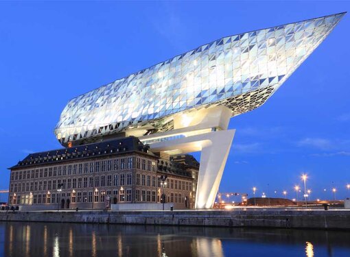 Speciale onder een hoek geplaatste deur voor Havenhuis Antwerpen, België.