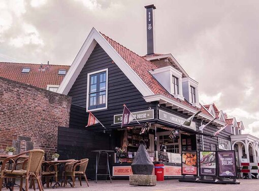 Automatische vouwdeur voor nauwe doorgang naar de keuken van visrestaurant Johannes Kok te Harderwijk