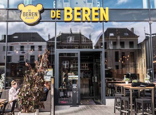 Ruimtebesparende enkele vouwdeur voor de smalle doorgang tussen restaurant en keuken