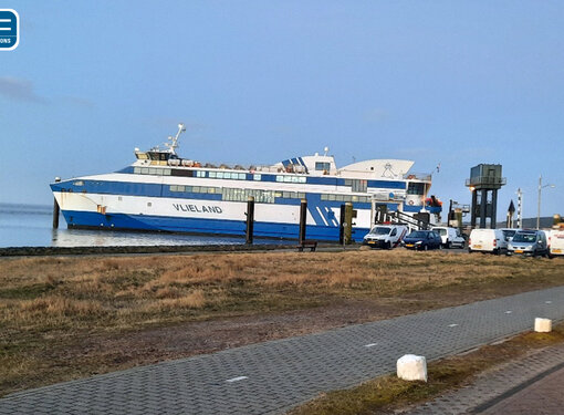 De veerpont ligt al met geopende deuren te wachten...